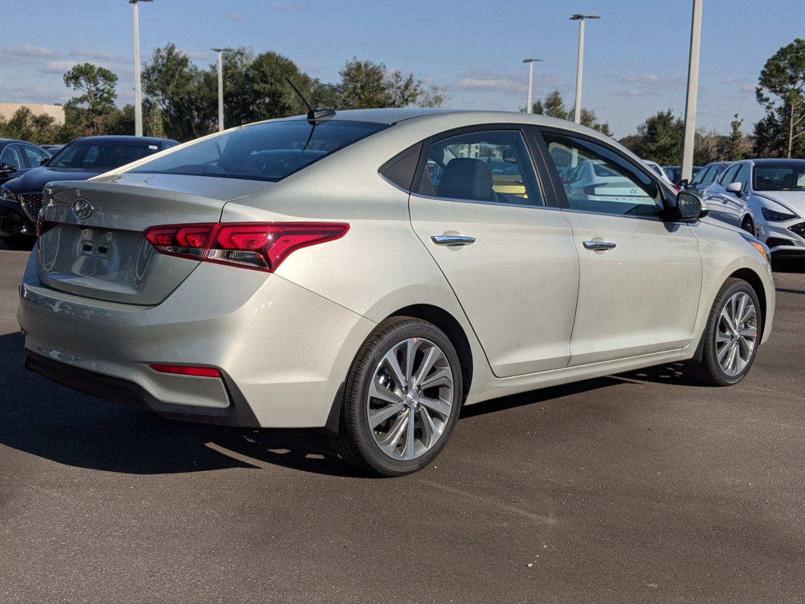 New 2020 Hyundai Accent Limited FWD 4dr Car